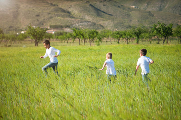 Fototapeta na wymiar boy running in a field