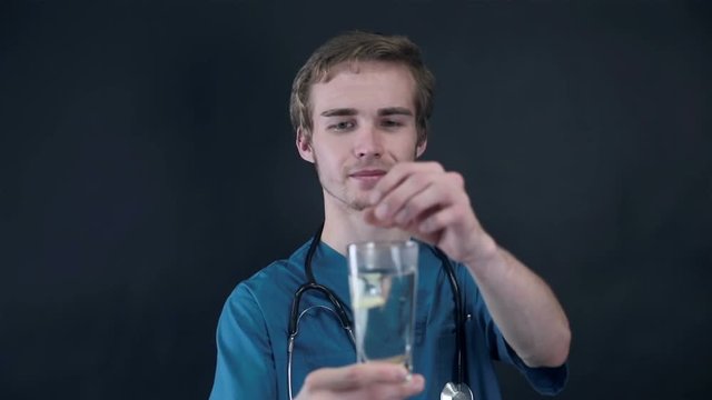 Doctor drop pill, vitamin tablet into glass of water. Therapy, cure concept. 1080p.