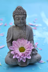 Steinerne Buddha Figur mit Blume