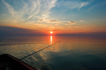 angeln beim sonnenuntergang