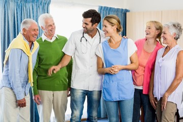 Obraz premium Nurse and seniors standing together