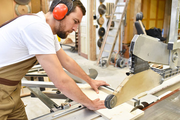 Tischler sägt Holzbretter // Carpenter sawing wood planks