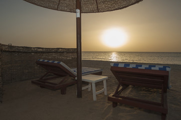 Fototapeta premium Sunrise over ocean on tropical resort beach