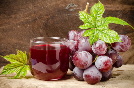 Red grapes and juice 