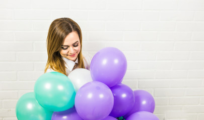 Fototapeta na wymiar Young pretty woman with colored balloons