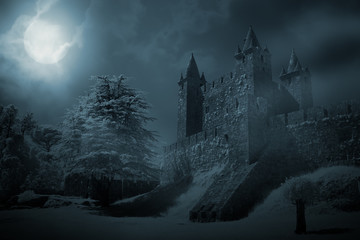 Mittelalterliche Burg bei Nacht