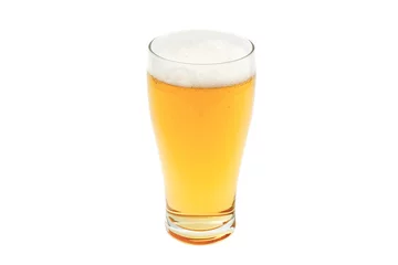 Draagtas amberkleurig bier in pintglas op witte achtergrond © Sittirak Jadlit