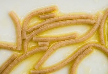 Nahaufnahme: Vollkornspaghetti auf Teller mit Olivenöl - Closeup: Wholemeal spaghetti on a plate with olive oil 