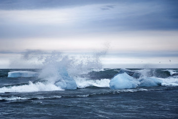 Obraz premium Jokulsarlon is a large glacial lake in southeast Iceland