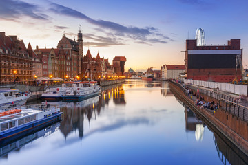 Obraz premium Old town of Gdank with reflection in Motlawa river at sunset, Poland