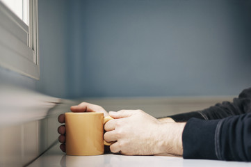 Hombre sujetando taza de café