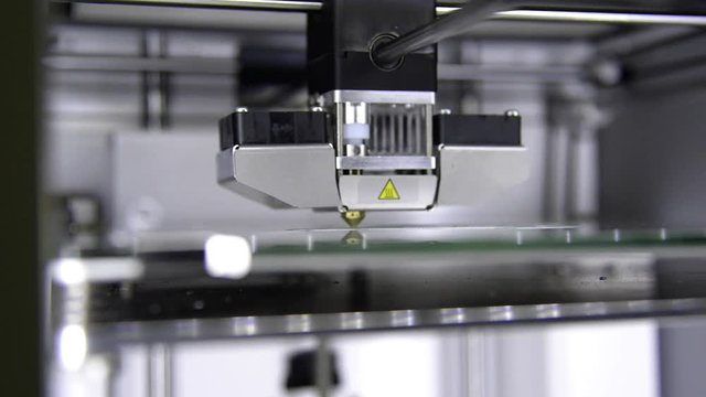 3D Drucker druckt auf Glasscheibe