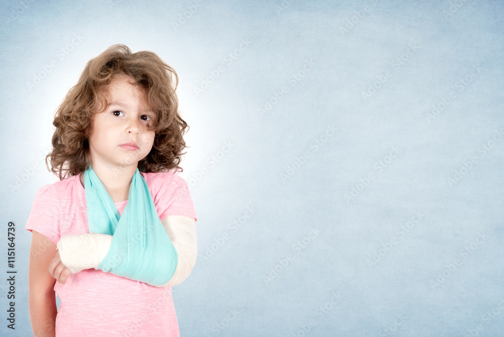 Wall mural Little child with broken hand