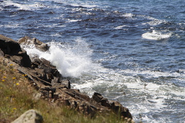 Vagues s'écrasant sur les rochers sur la côte bretonne