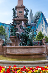 Fototapeta premium Leipzig, Augustusplatz mit Paulinum der Universität und Mendebrunnen im Sommer.