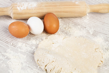 Masa bollo y huevos frescos lista para amasar. Vista superior y de cerca