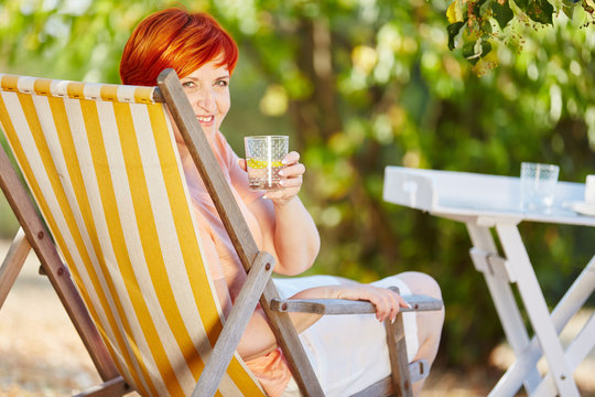 &Auml;ltere Frau trinkt ein Glas Wasser