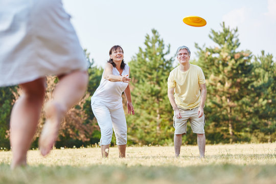 Gruppe Senioren spielt Frisbee
