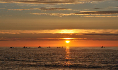 Sonnenuntergang am Meer - Boote mit Menschen