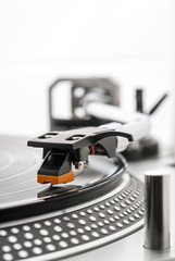 closeup of turntable head shell