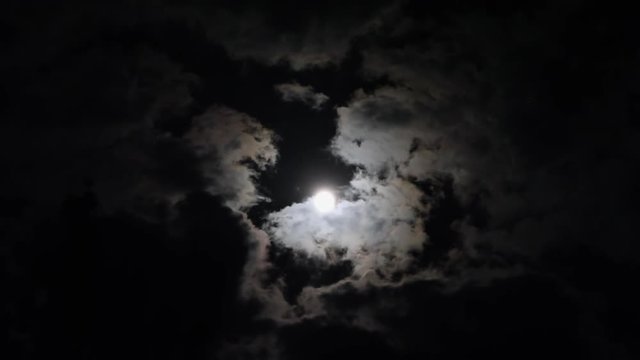 Noche con Luna Llena entre Nubes