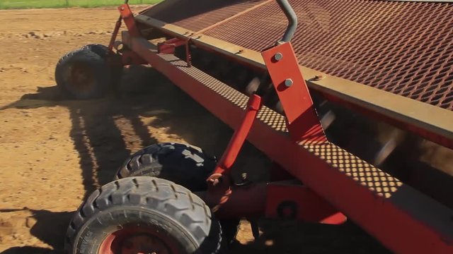 Rastrillo mecanico para recoger piedras de la tierra
- Hilerador