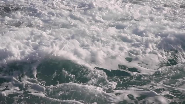 Vaiv&eacute;n de las Olas del mar batiendo y produciendo espuma
