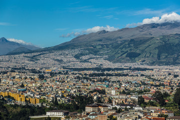 Fototapeta na wymiar Vista desde una colina en el sur de Quito