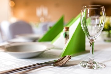 Wasserglas auf gedecktem Tisch
