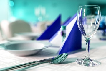 Wasserglas auf gedecktem Tisch