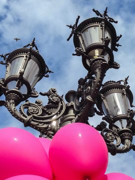 Strassenlampen und Luftballons