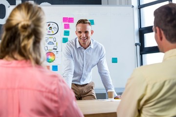 Obraz premium Businessman having meeting with colleagues 