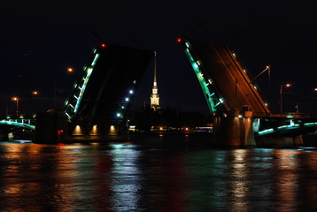 Ночной вид на разводной мост и шпиль Петропавловской крепости в городе Санкт-Петербург