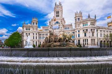 Fototapeta premium Cybele's Square (Plaza de la Cibeles) and Central Post Office (Palacio de Comunicaciones) in Madrid, Spain