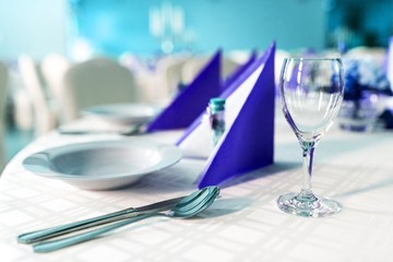 Wasserglas auf gedecktem Tisch