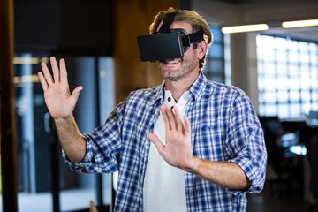 Obraz premium Businessman using virtual reality simulator 
