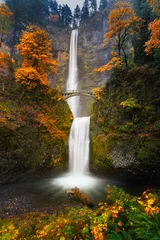 Fotobehang Multnomah Falls in herfstkleuren © FreebillyPhotography