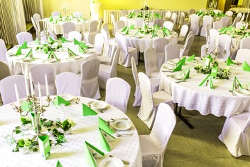 Gedeckte Tische im Festsaal