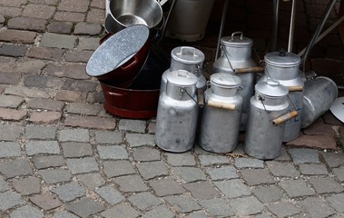 Flohmarkt mit alten Kannen