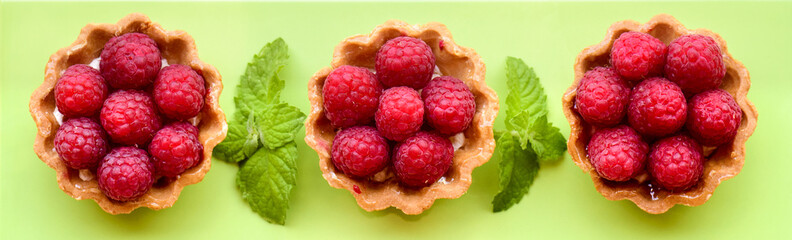 Fruit cakes: raspberries tarts