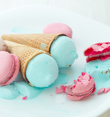 Blueberry ice cream with macaroons