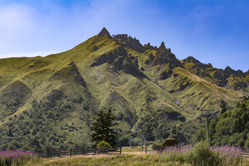 Montagne volcanique en France : vue sur le Puy de Sancy, Auvergne