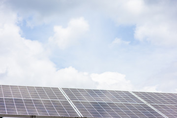 ソーラーパネルと青空