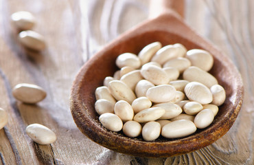 Fototapeta na wymiar White beans in the spoon.