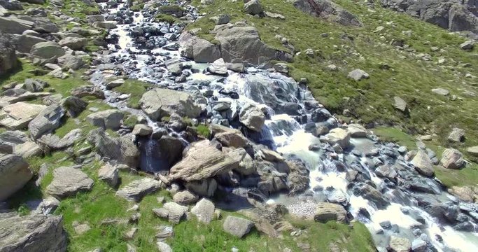 Aerial 4k - ruscello di montagna