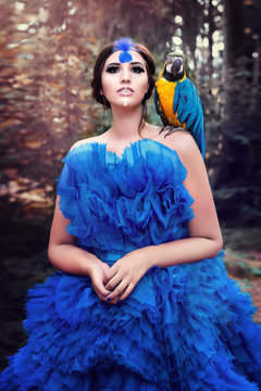 Amazone mit Papagei, Ara (Yvonne Stronegger)