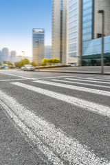 Obraz premium empty road front of modern buildings