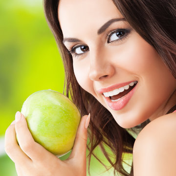 smiling woman with green apple