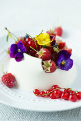 Obraz na płótnie Canvas dessert with berries
