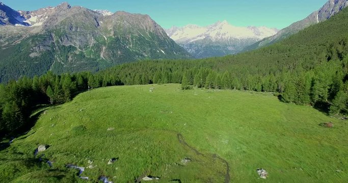 Aerial 4k - Valmalenco (IT) - Alpe Entova - sorvolo verso Chiareggio